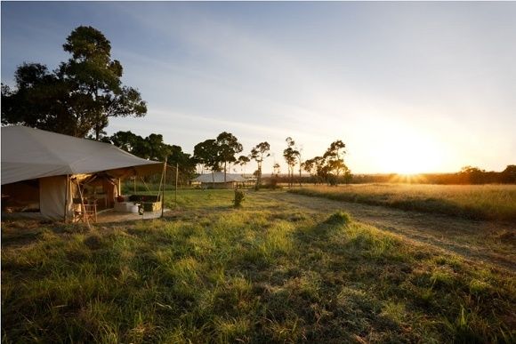 Sonnenuntergang in einem Safari Camp