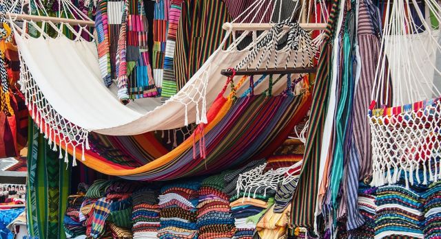 Farbenfroher Marktstand in Otavalo