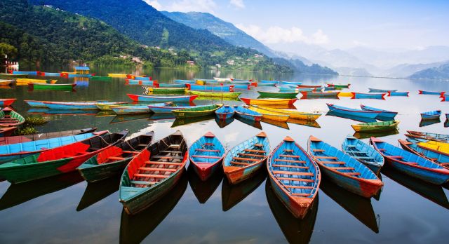 See in Nepal bei strahlendem Himmel