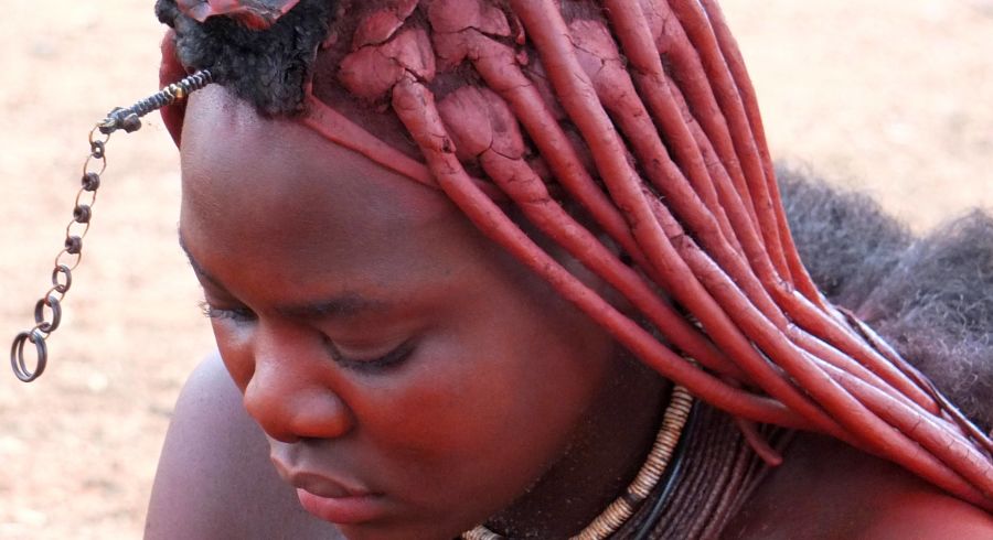 Eine Himba Frau mit der typischen rot leuchtenden Haut