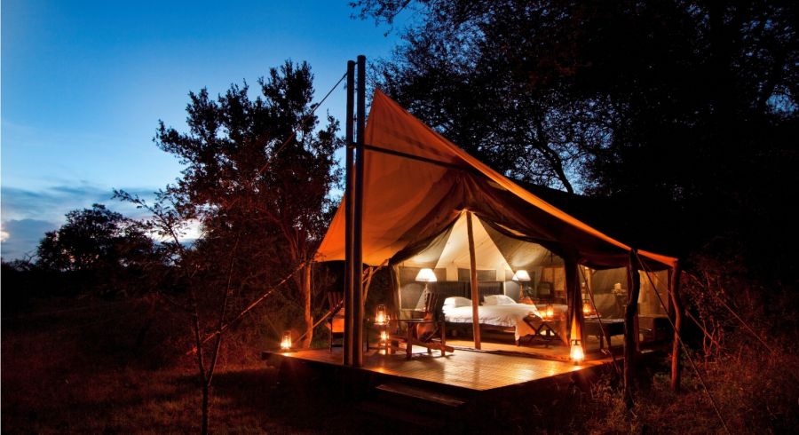 Außenansicht bei Nacht eines Camps in Afrika.