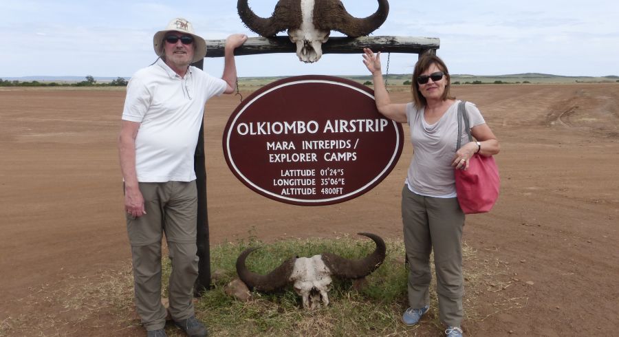 Unsere Gäste vor dem Busch Camp, Kenia