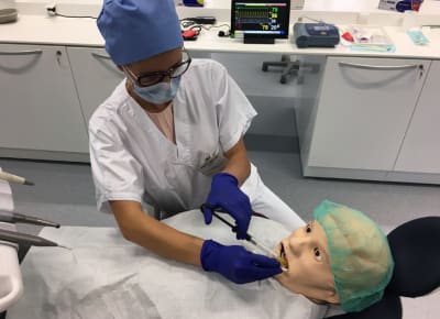 Ameliorer formation etudiants faculte chirurgie dentaire strasbourg dotee mannequin hyperrealiste premiere france photographie 25 septembre 2018 paris 1 728 527 sybdyo - Eugenol
