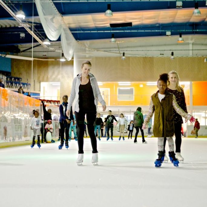 News_Story_Image_Crop-150528_GLL_Streatham_1186ice.jpg people ice skaing