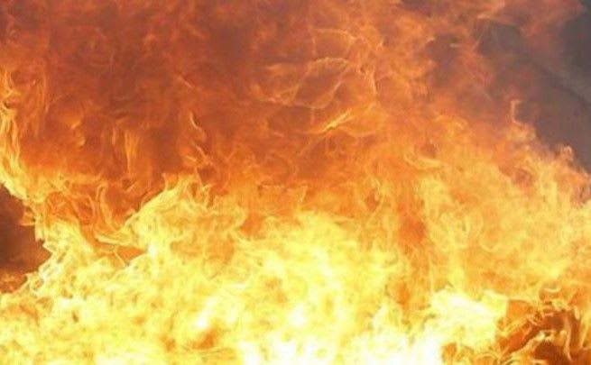 फर्निचर कारखानामा भीषण आगलागी, एक घरमा क्षति