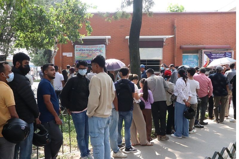 नयाँ बसपार्कमा घर जाने यात्रुको भिड