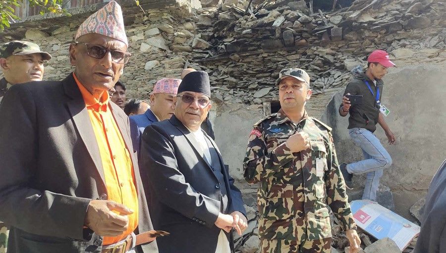 भूकम्प पीडितलाई प्रधानमन्त्रीको आश्वासन : घर बनाइदिन्छौं