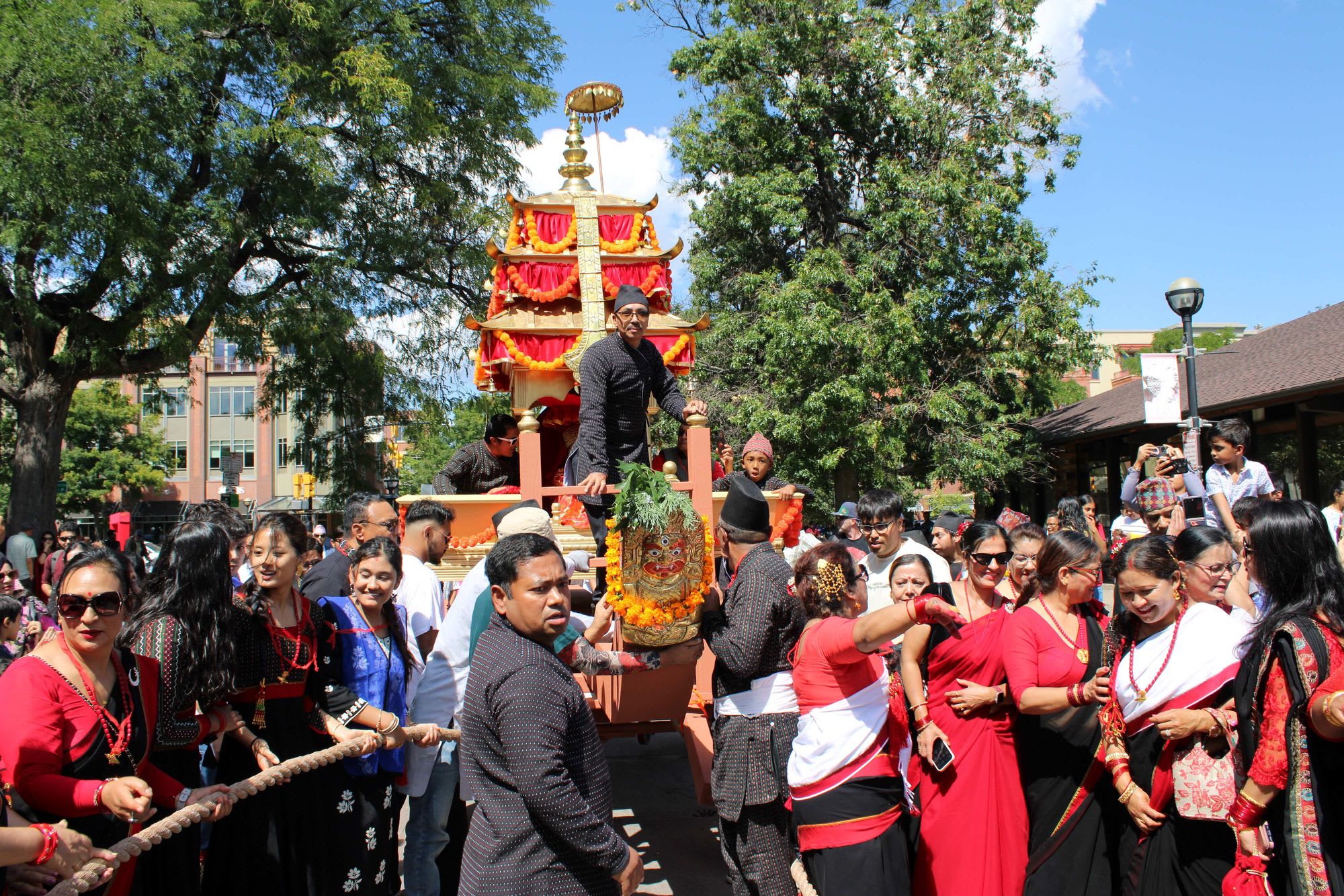 कोलोराडोको बोल्डरमा कुमारी रथ तान्दै इन्द्रजात्रा भब्यताका साथ सम्पन्न ।