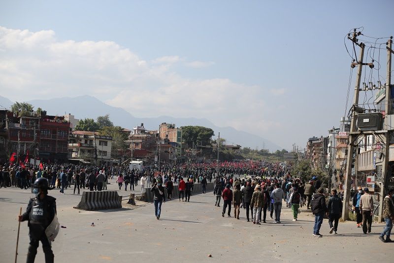 बल्खुमा दुर्गा प्रसाईं समर्थक र युवा सङ्घका कार्यकर्ताबीच ढुङ्गा हानाहान (तस्बिरहरू)
