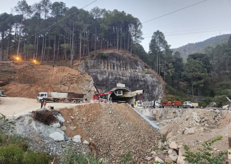 सुरुङमा फसेका ४१ जना कामदारलाई बाहिर निकाल्न नयाँ सुरुङ बनाउने भारतको तयारी