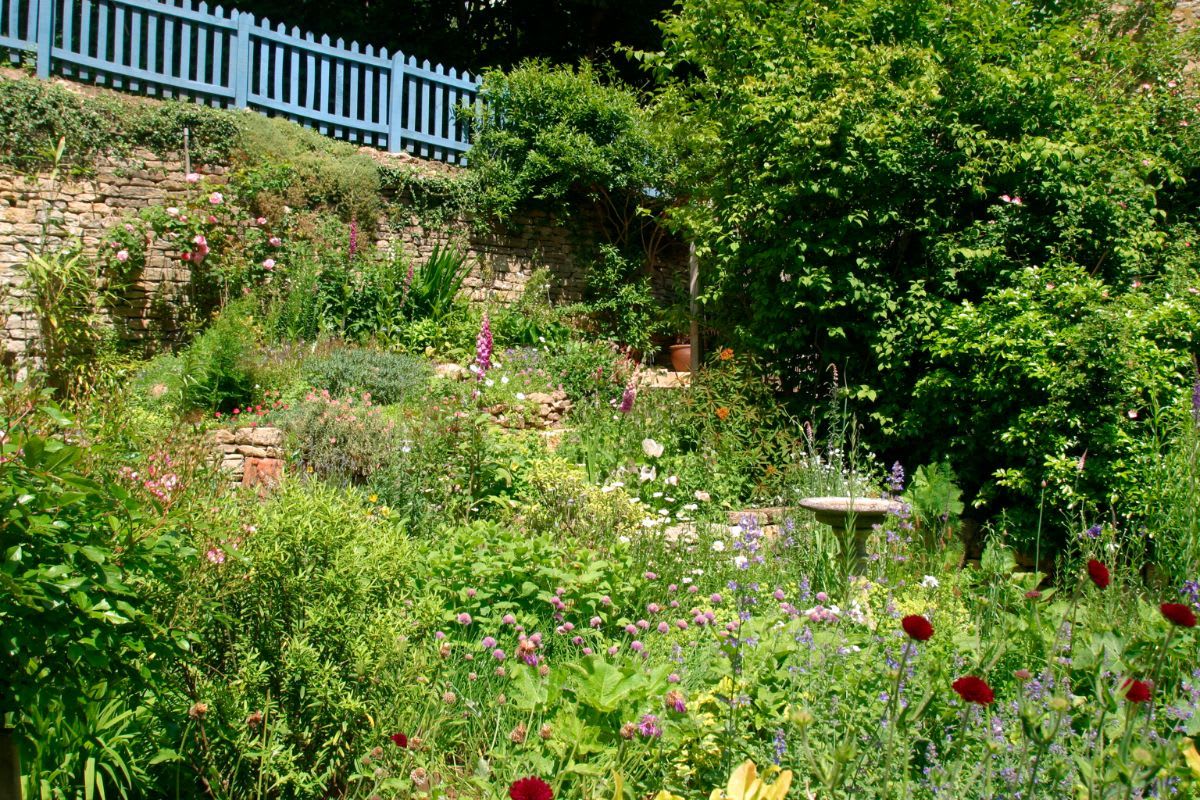 Überlege dir, welcher Gartenstil dir gefällt - naturnah oder modern?