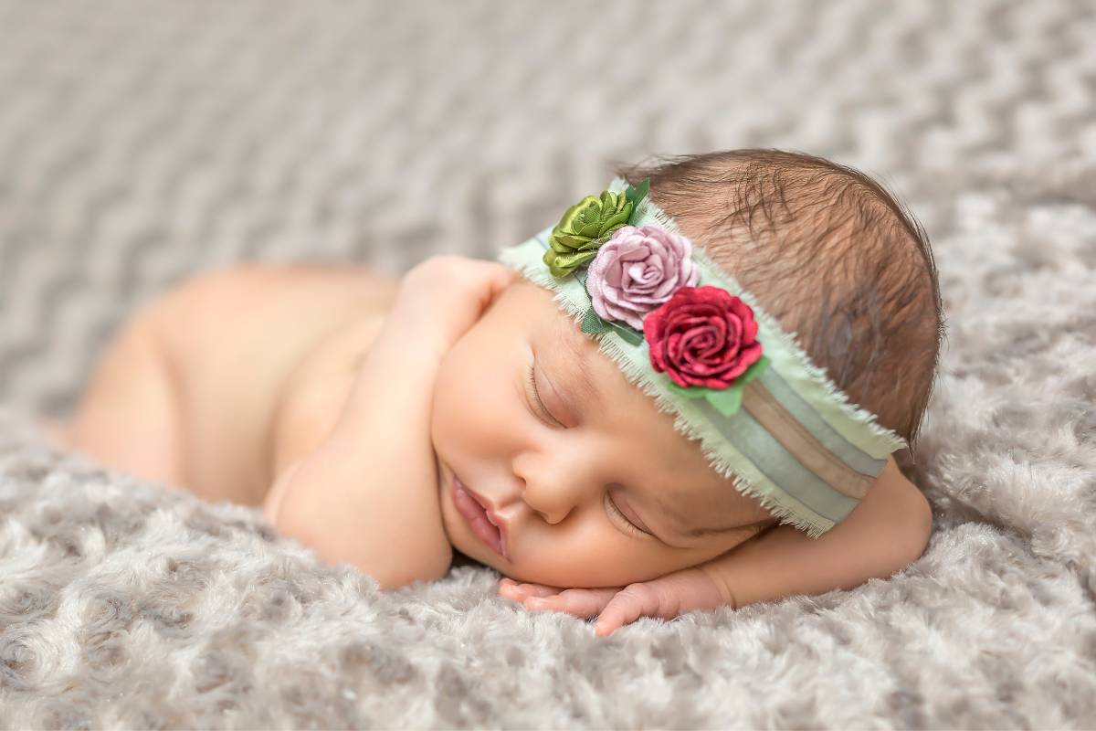 Statt auf Blumen gebettet, könnt ihr euer Baby auch mit einem hübschen Blumenstirnband ausstatten