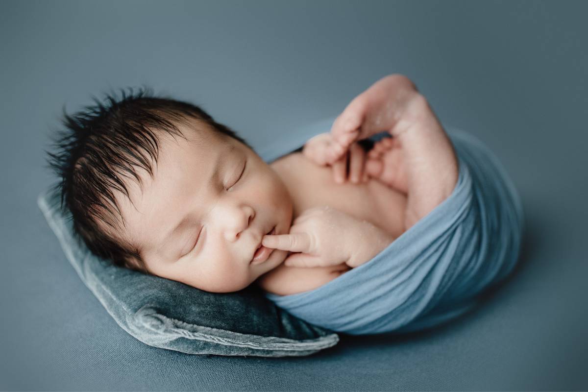 In den ersten zwei bis drei Lebenswochen schlafen Neugeborene besonders viel, dies gibt entzückende Babyfotos