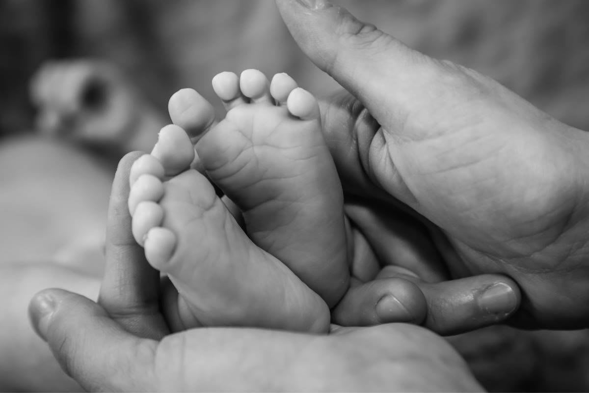 Auch Schwarz-Weiß-Fotos kommen gut beim Babyfotoshooting
