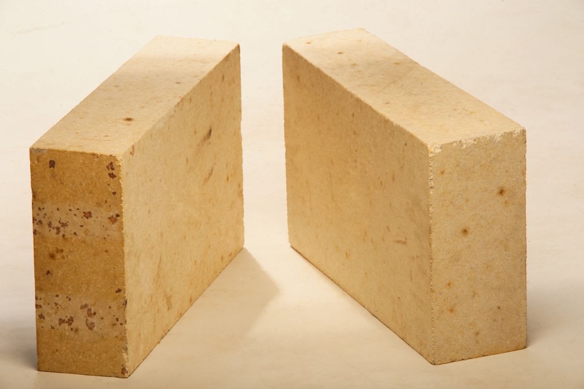 Zwei Schamottsteine nebeneinander, essentielle Materialien für den Bau eines Pizzaofens.