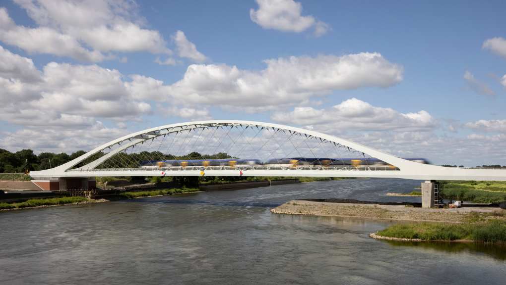 View of the bridge in use during the day. Copyright: wilfried-dechau.de, 2025.