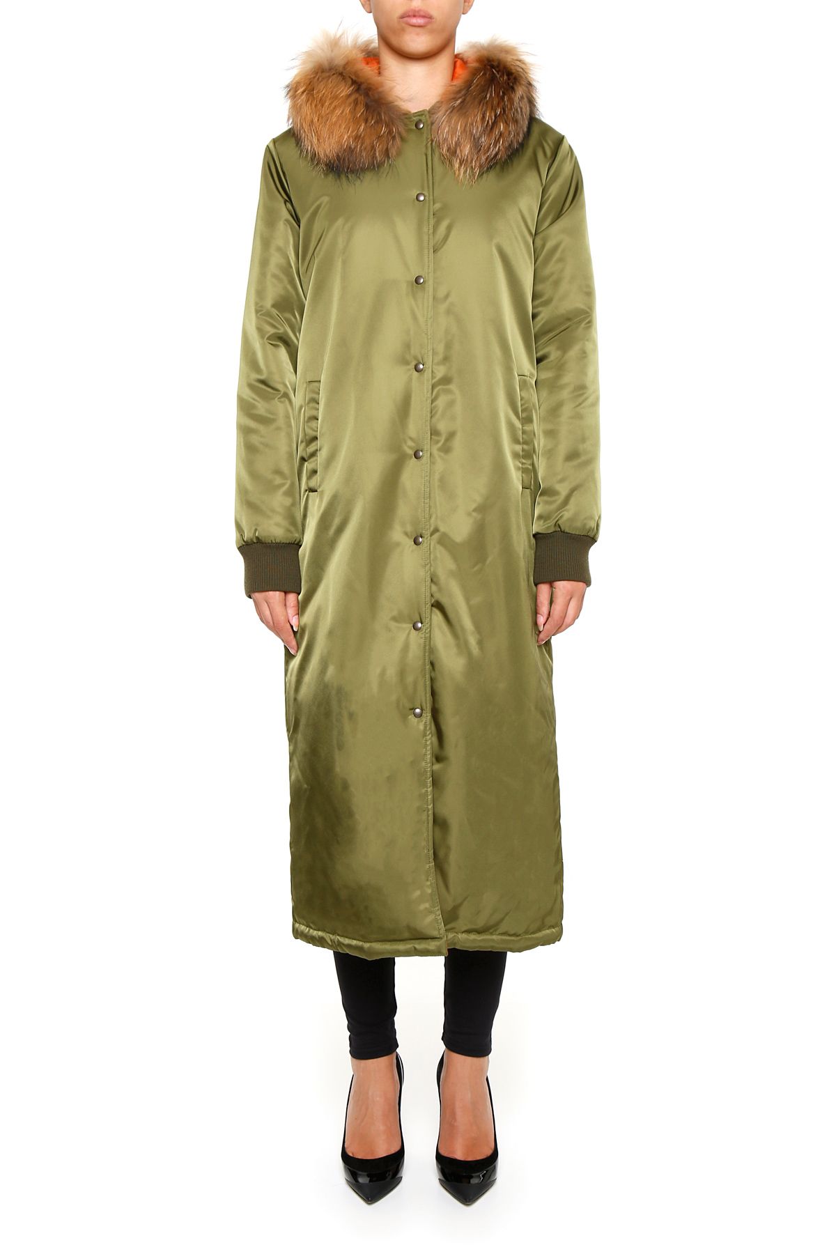 Long puffer coats for women Puffer coats for women are ideal for a sporty look. Down jackets provide extra warmth, while lightweight pieces take up almost no space and are ideal for travelling. This season, combine your puffer jacket with an elegant garment for an original urban look.