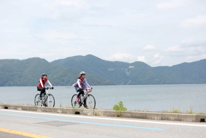 ladies cycling by the biwa lake