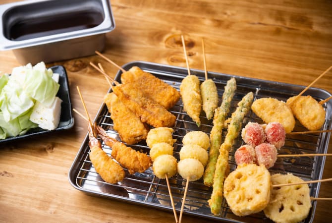 a tray of kushikatsu