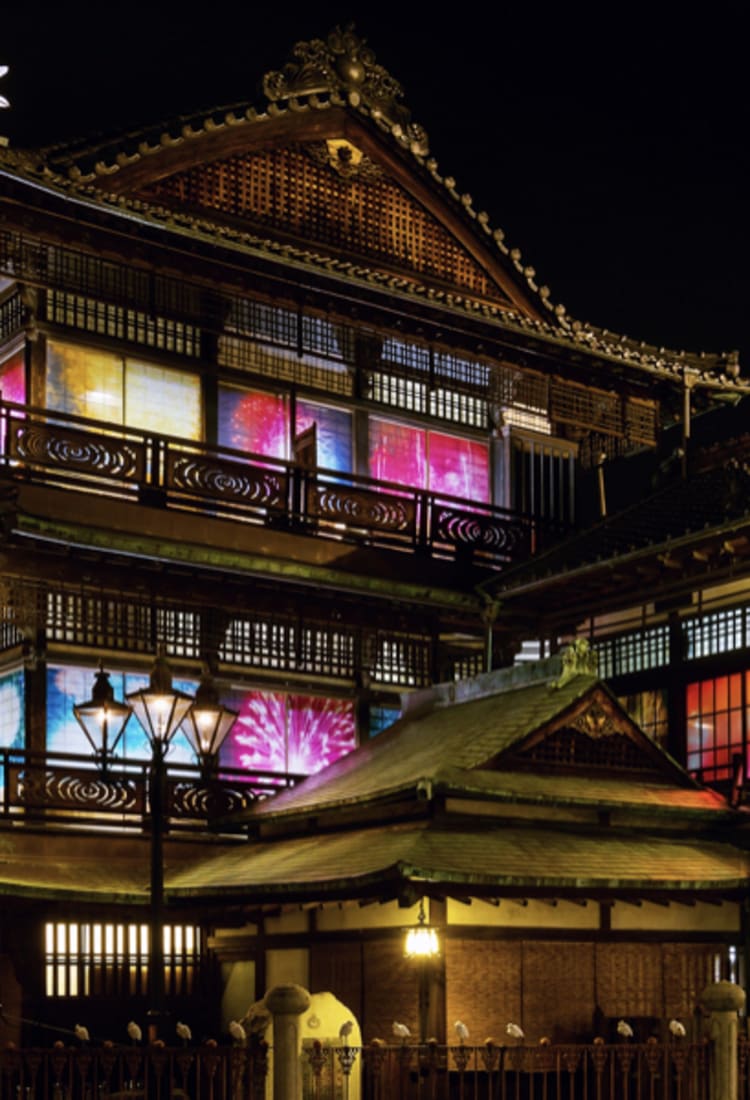 일본에서 가장 오래된 도고온천이 최첨단 예술을 입다.