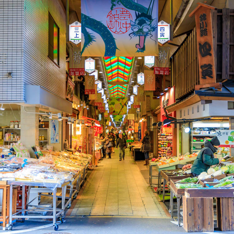 tourist shopping kyoto