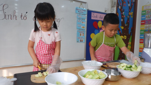 BÉ TỰ TAY LÀM SINH TỐ DƯA GANG BỔ DƯỠNG “UỐNG LÀ NGHIỀN”