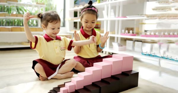 05 ĐIỂM KHÁC BIỆT GIỮA PHƯƠNG PHÁP MONTESSORI VÀ GIÁO DỤC TRUYỀN THỐNG
