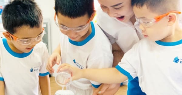 ĐỘI NGŨ GIÁO VIÊN CÓ TRÌNH ĐỘ CHUYÊN MÔN CAO, TÂM HUYẾT VỚI NGHỀ