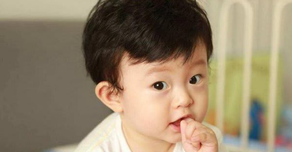 Mách mẹ bí quyết trị tật mút tay của trẻ dứt điểm