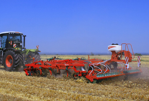 Cultivateur à dents Kverneland CTC au travail sur de la chaume