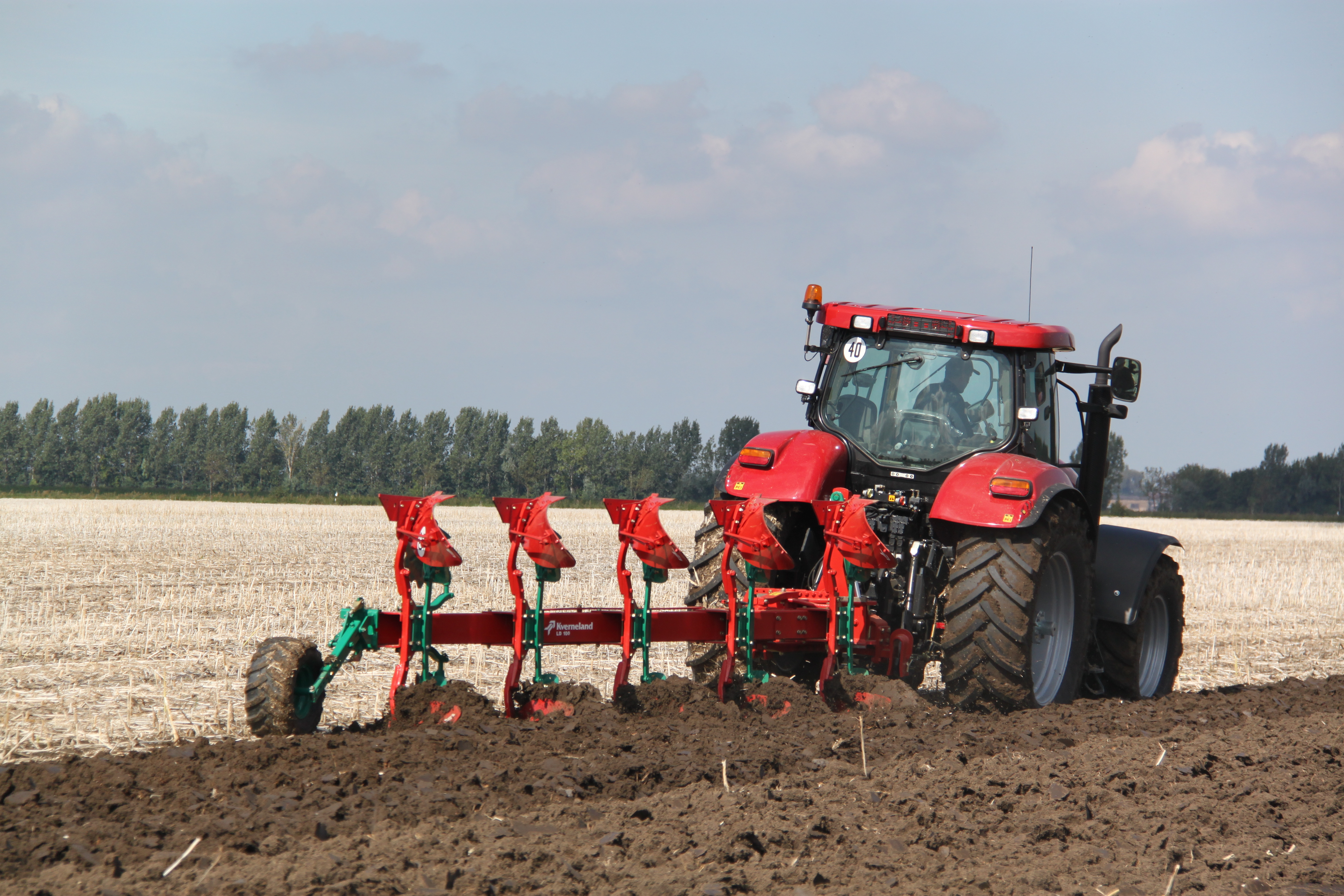 Kverneland ED au labour dans un champ
