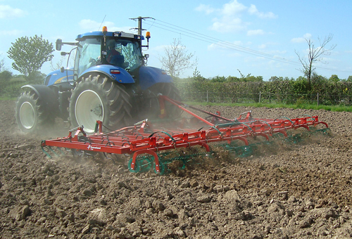 Vibroculteur Kverneland TLD en plein travail intensif 