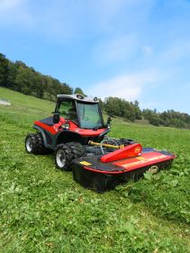 Plain Mowers - VICON EXTRA 328F - 332F - FRONT MOUNTED DISC MOWER, with its responsive headstock makes it easy to use