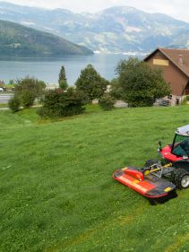 Plain Mowers - VICON EXTRA 328F - 332F - FRONT MOUNTED DISC MOWER, with its responsive headstock makes it easy to use