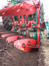 Reversible Mounted Ploughs - Kverneland 150 S Variomat, customized for high performance combined with low fuel consumption