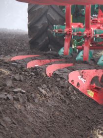 Reversible Mounted Ploughs - Kverneland 150 S Variomat, customized for high performance combined with low fuel consumption