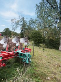 Kverneland 2500-S on field with mounted reversible plough