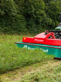 Kverneland 2800 FS,  first front disc mower with an actively driven swath former