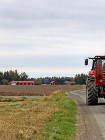 Kverneland 6300 S, compact while transported by tractor