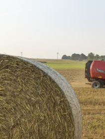 Variable Chamber round balers - Kverneland 6616 Plus - 6618 Plus, variable chamber and market leading bale density