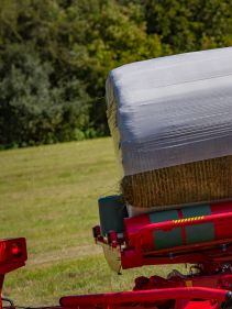 Round Bale Wrappers - Kverneland 7730, made for smaller tractors but still fully atuomatic