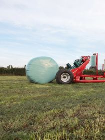 Round Bale Wrappers - Kverneland 7730, made for smaller tractors but still fully atuomatic