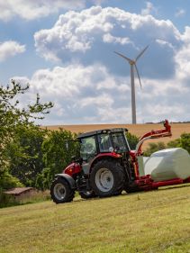 Round Bale Wrappers - Kverneland 7820, gently self-loading system and can wrap on the move so it operates effectively