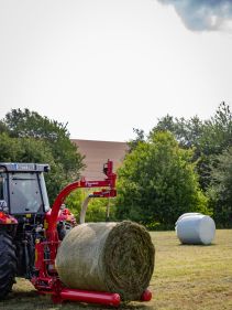 Round Bale Wrappers - Kverneland 7820, gently self-loading system and can wrap on the move so it operates effectively