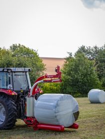 Round Bale Wrappers - Kverneland 7820, gently self-loading system and can wrap on the move so it operates effectively