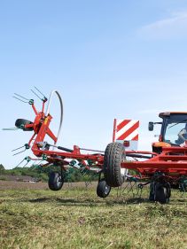 Kverneland 8590 C - 85112 C, smaller tractors, smart transport and reliable performance on field
