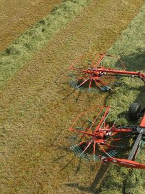 Four rotor rakes - Kverneland 95130 C - 95130 C, made for handling though operations and changing crop intense