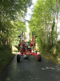 Double Rotor Rakes - Kverneland 9580 C - 9584 C - 9590 C Hydro, folded during transport and compact storage