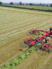 Four Rotor Rakes - Kverneland 97150 C, optimal ground pressure with high output and capacity