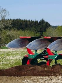 Reversible Mounted Ploughs - Kverneland ES-LS, unique steel treatment provides great life time and makes it easy in use during operation